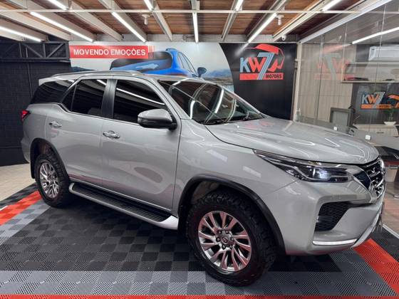 TOYOTA HILUX SW4 2.8 D-4D TURBO DIESEL SRX 7L 4X4 AUTOMÁTICO